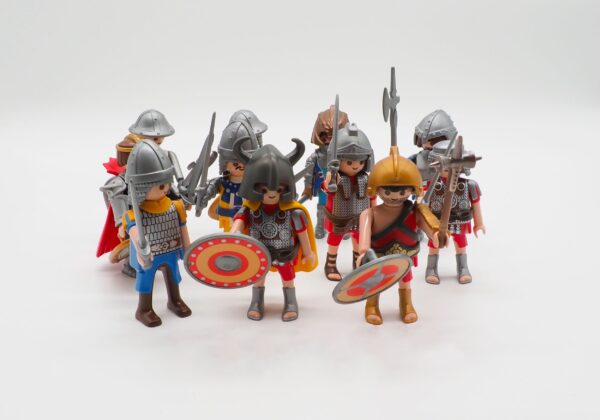 10 Playmobil Ritter mit Helmen, Waffen und 5 Schilden